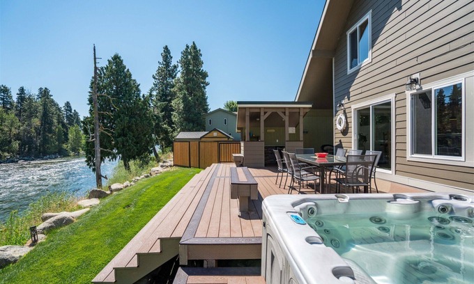 Leavenworth House | Leavenworth River Haus - Your dog-friendly, riverfront getaway with peaceful views and hot tub!