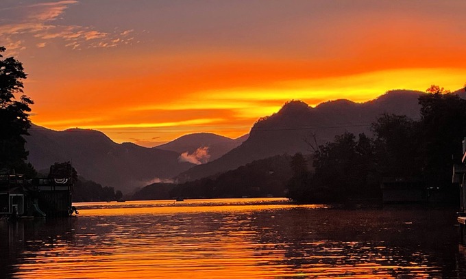 Sunset Cove House | Ledfords Landing Lakefront-Spectacular sunset & mountain views! Pontoon optional