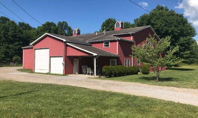 Bristolville Apartment | Ledgestone Farms-Cozy Farm Apartment