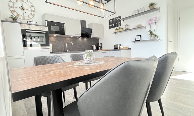 Wremen Apartment | Lee-Modern newly built apartment near the beach *Wallbox*