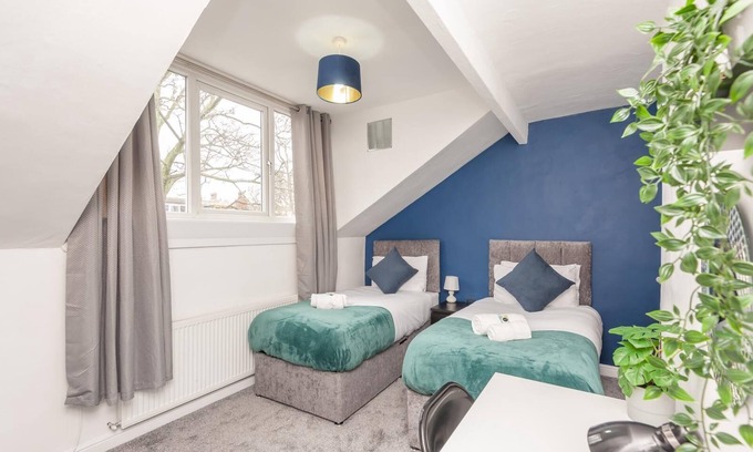 Harehills House | Leeds 4-Bed House - Sleeps 9, Free Parking & WiFi
