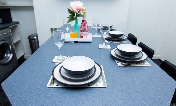 Leeds House | Leeds City Centre House Sleeps 8 Comfortably