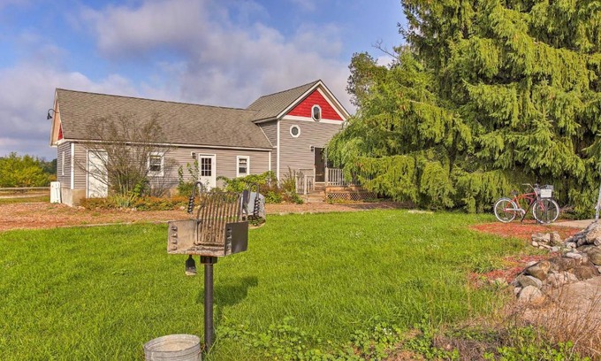 Suttons Bay House | Leelanau Country Cottage about 4 Mi to Suttons Bay!