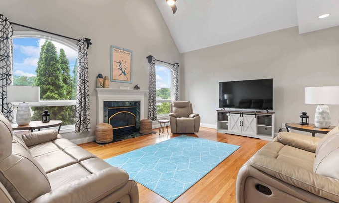 Southmont House | Leeloo’s on the Lake – Sleeps 12