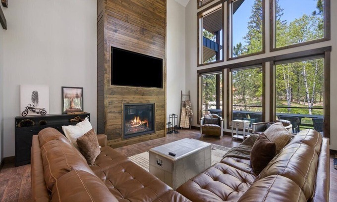 Lead House | Legends Lodge- 22 guest Mountain retreat with pool access!