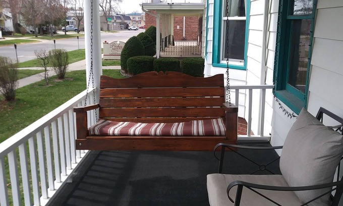 Wisconsin Dells House | LeGros Chateau - Best Downtown Dells Vacation Rental! GAME ROOM!