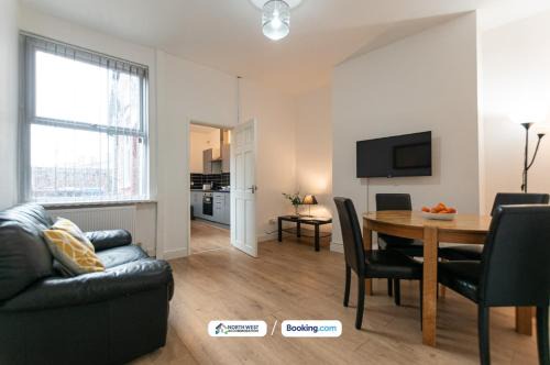 Leigh House | Leigh Short Stay 3 Bedroom House