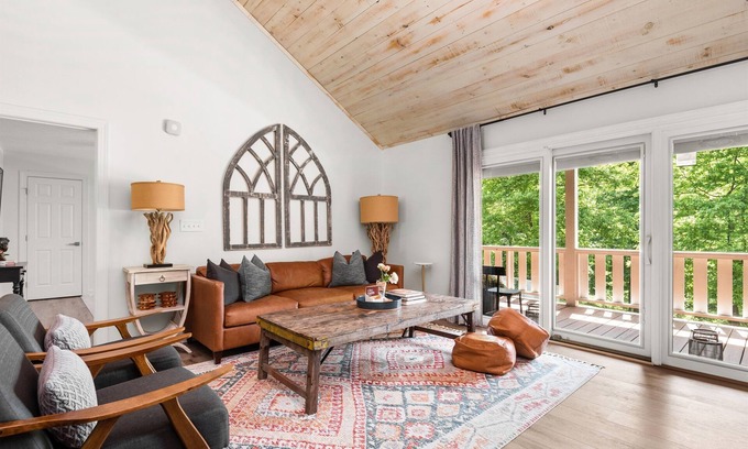 Franklin House | Leiper's Fork Home on 12 Acres | 4 King Beds | Family & Dog Friendly