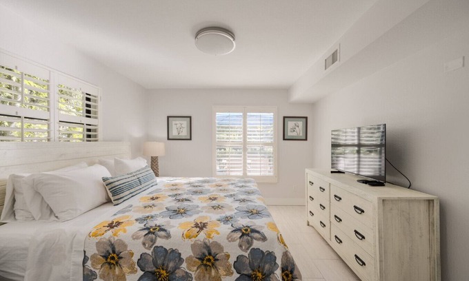 Old Naples Condo | LeMarquis Vacation Rental - Charming 1BR Downtown Condo. Walk to Beach & 5th Ave. King bed, full kitchen, free Wi-Fi & parking. Steps from dining, shopping & stunning sunsets!
