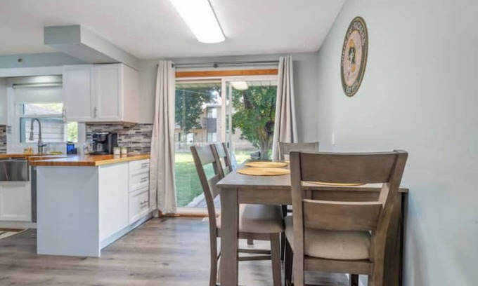 Green Bay House | Leo Blitz - Comfortable 2 Bed - Centrally Located