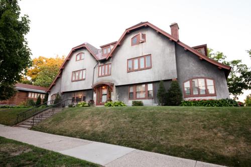 Grand Rapids Bed & Breakfast | Leonard at Logan House
