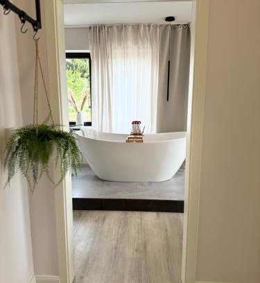 Sanderau Apartment | Leonardo Würzburg I freistehende Badwanne