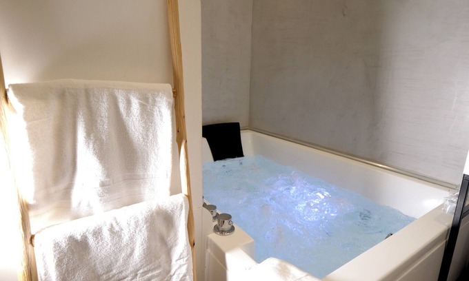 Villette Gare Apartment | LES Bulles DE Mona Chambre SPA