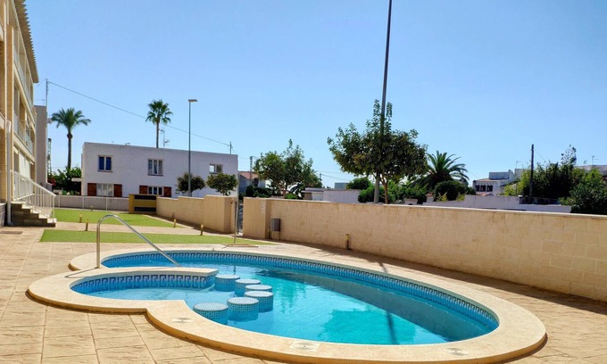 Vinaros Apartment | Les Cales apartment with sea view, swimming pool, terrace and Wi-Fi
