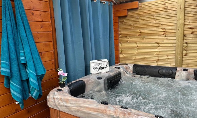 Saint-Denis Cabin | Les Chalets de Marie 974- Jacuzzi SPA privatif dans le chalet , sans vis à vis , vue mer
