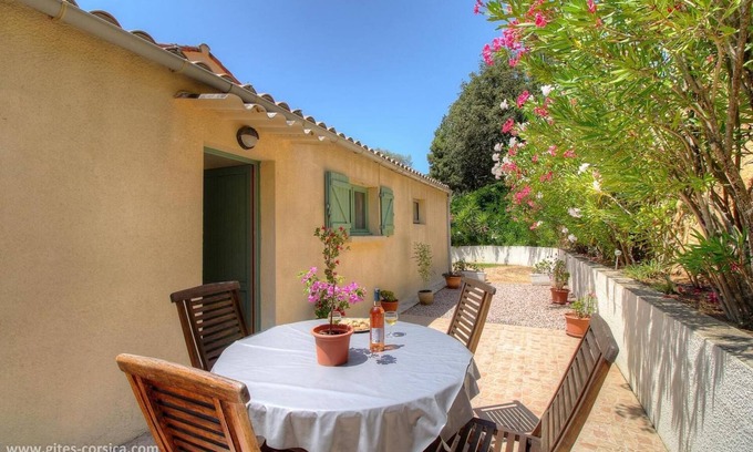 Ajaccio House | Les Lauriers roses with communal swimming pool