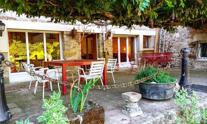 Favars House | LES OISEAUX