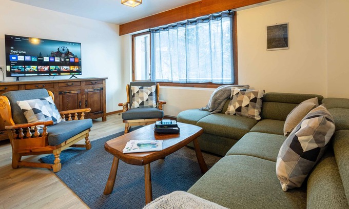 Chamonix City Centre Apartment | Les Trois Balcons Apartment - an apartment that sleeps 6 guests in 2 bedrooms