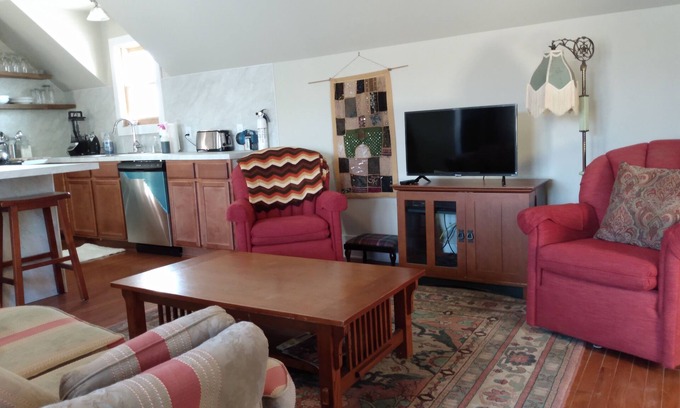 Pleasant Prairie Apartment | LESS THAN 1 MILE OFF FREEWAY