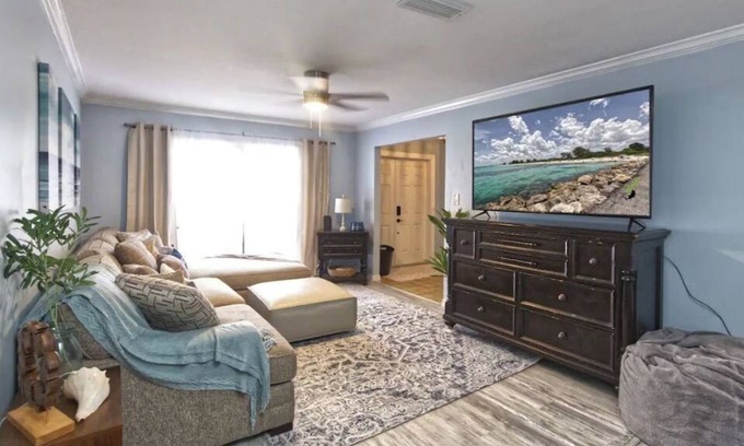 Venice Gardens House | Less than 15 min to BEACHES! King bed. Perfect for couples or families.
