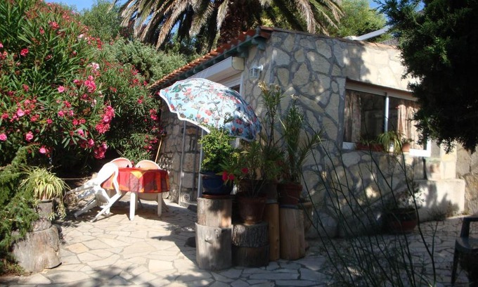 Leucate Apartment | Leucate,dans la verdure,studio caverne en pierre dans propriété sécurisée