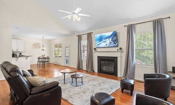 Lexington House | Lexi's Place - Near Lake Murray/Pool Table/4K TVs/Screened-in Porch/King