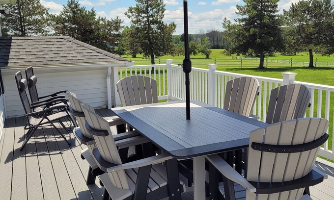 Oaks Corners Cottage | LG Backyard, BBQ Grill, Sleeps 12, Cottage in Stanley
