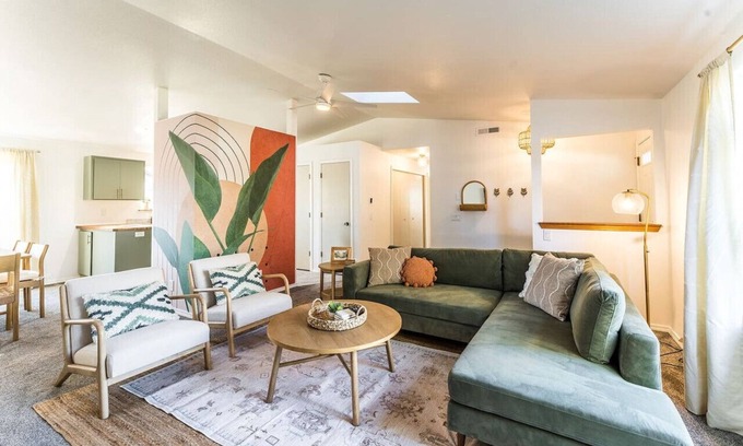 Orchard District House | Lg Fenced Yard I KING I Family Friendly I Midtown