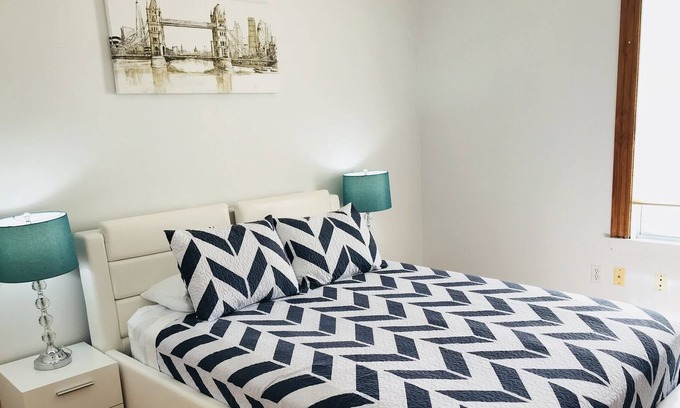 Dorchester Apartment | Lg Suite for up to 6 ppl/1 floor