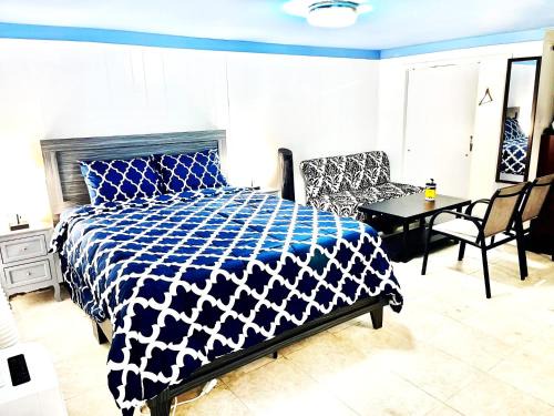 Queens Apartment | LGA Airport near, Studio walk in bsmt Apt in a Private House!