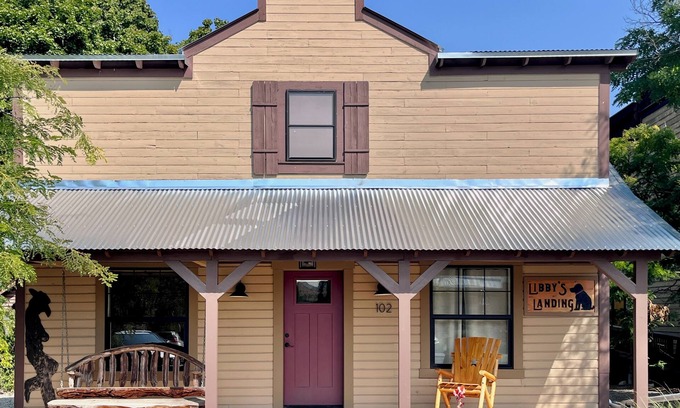Winthrop House | Libby's Landing-Riverfront, Dog Friendly in Downtown Winthrop!