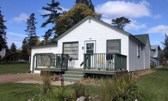 La Pointe House | Library Street Cottage - Charming Cottage located in Town, walk to Shops and Restaurants
