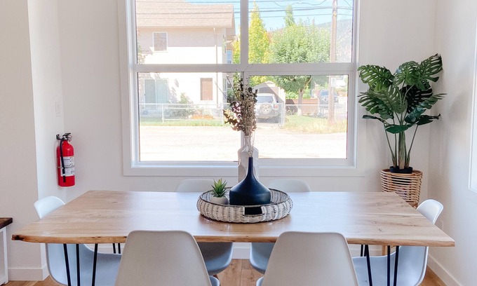Okanagan-Similkameen House | Licensed - 2 Blocks from Beach - NEW 3 BDR - 1L