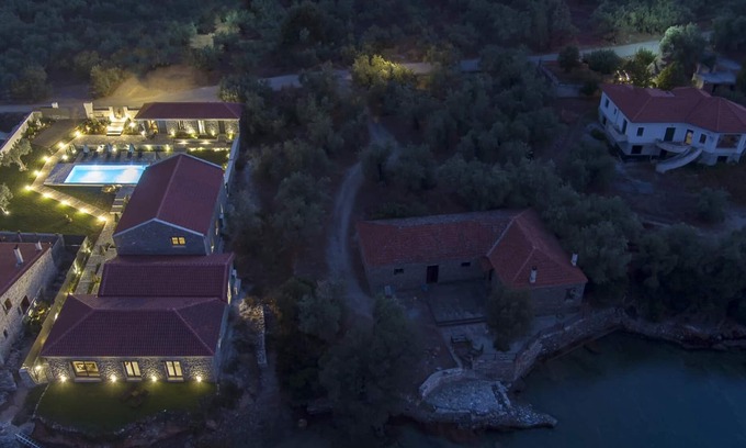 Sourpi Apartment | Lichnos Luxury Suites Stoa
