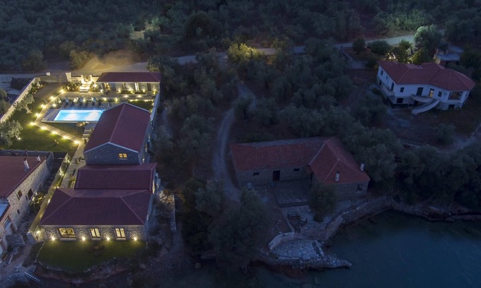Sourpi Apartment | Lichnos Luxury Suites Stoa