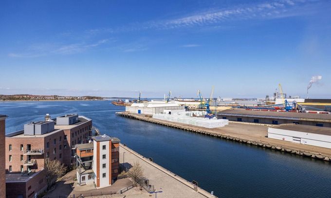 Wismar Apartment | Lichtdurchflutetes Hafenapartment mit Panoramaausblick, Dachterrasse und Balkon