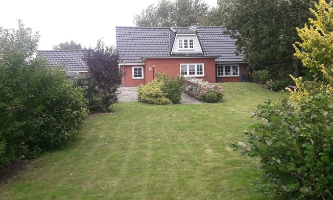 Dagebuell House | Liebevoll Saniertes Ferienhaus in Ruhiger Warftlage in Dagebüll-kirche