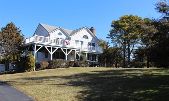 Hampton Bays House | Life is a breeze by the bay