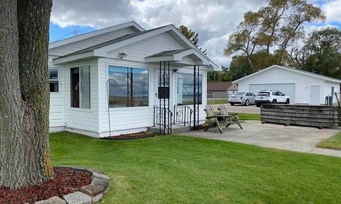 Houghton Lake House | Life is Better at the Lake! Over 120 ft of frontage on Houghton Lake!