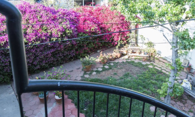 Greater Wilshire - Hancock Park Apartment | Light, Airy, Upstairs Large Single in Prime Los Angeles Location!