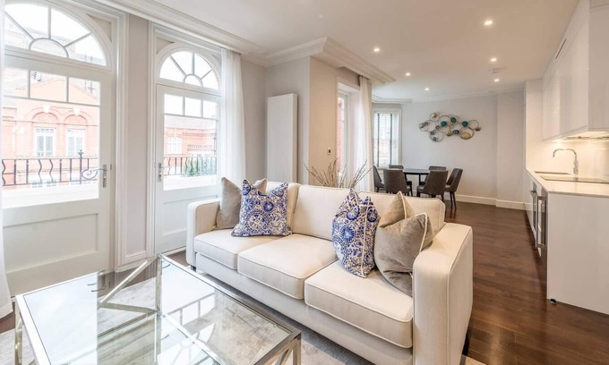 Ravenscourt Park Apartment | Light and Airy, Central Three Bed Flat