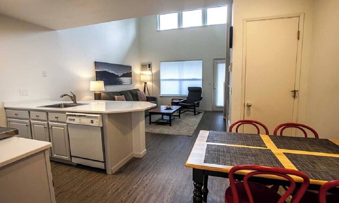 Hood River Condo | Light & Bright - 2 Bedrooms, 2 Bathrooms - Blocks from Downtown with River Views