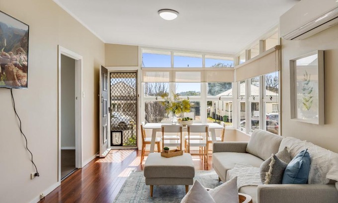 East Toowoomba House | Light & Bright! 3 Bedroom Cottage, East Toowoomba!