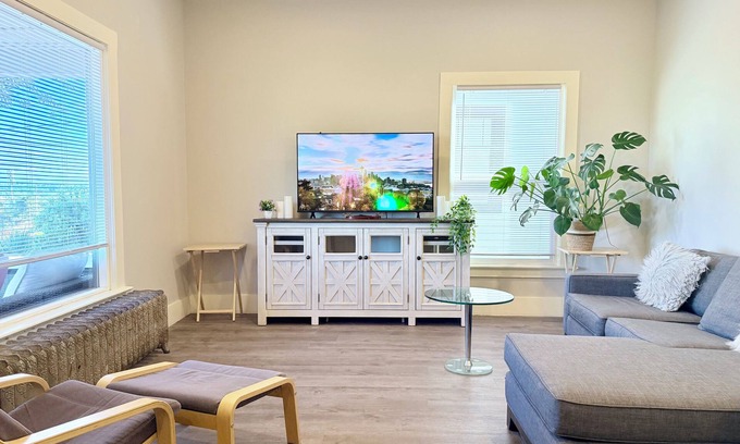 Wallingford Apartment | Light filled apt in Historic Home by UW & Downtown