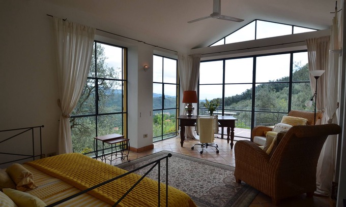 Dolcedo House | Light-flooded country house in a panoramic location