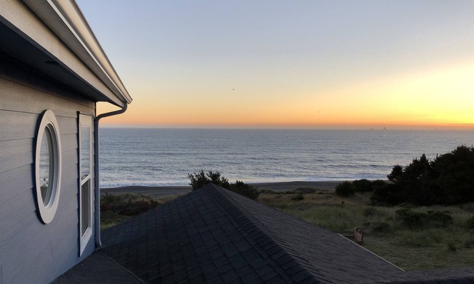 Port Orford House | LIGHT HOUSE - THE MOST WESTERLY OCEANFRONT BEACH RENTAL ON THE WEST COAST