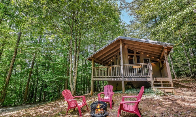 Townsend Cabin | Light'n Bug Bungalow (1-Bedroom Cabin) - Pets Allowed by RedAwning