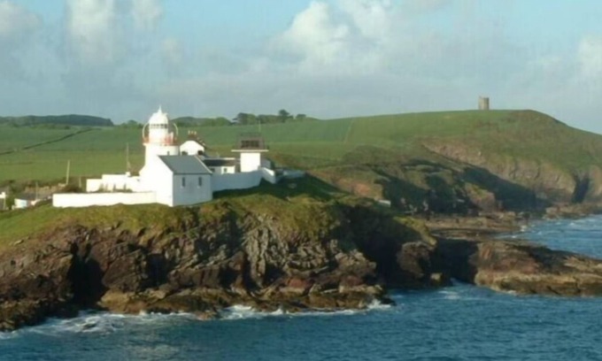 Trabolgan Cottage | Lighthouse Cottage with spectacular views!