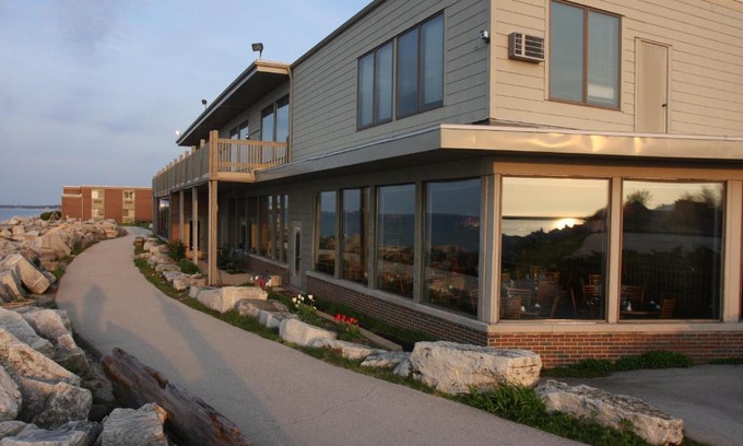 Two Rivers Hotel | Lighthouse Inn - Two Rivers