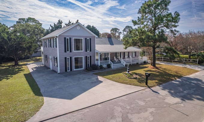 Morehead City House | Lighthouse Landing-Minutes from the beach & downtown!